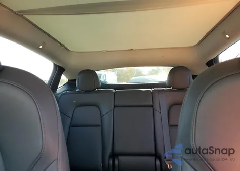 2024 Tesla Model Y z USA, uszkodzony, nr VIN 7SAYGDEE5RA312436